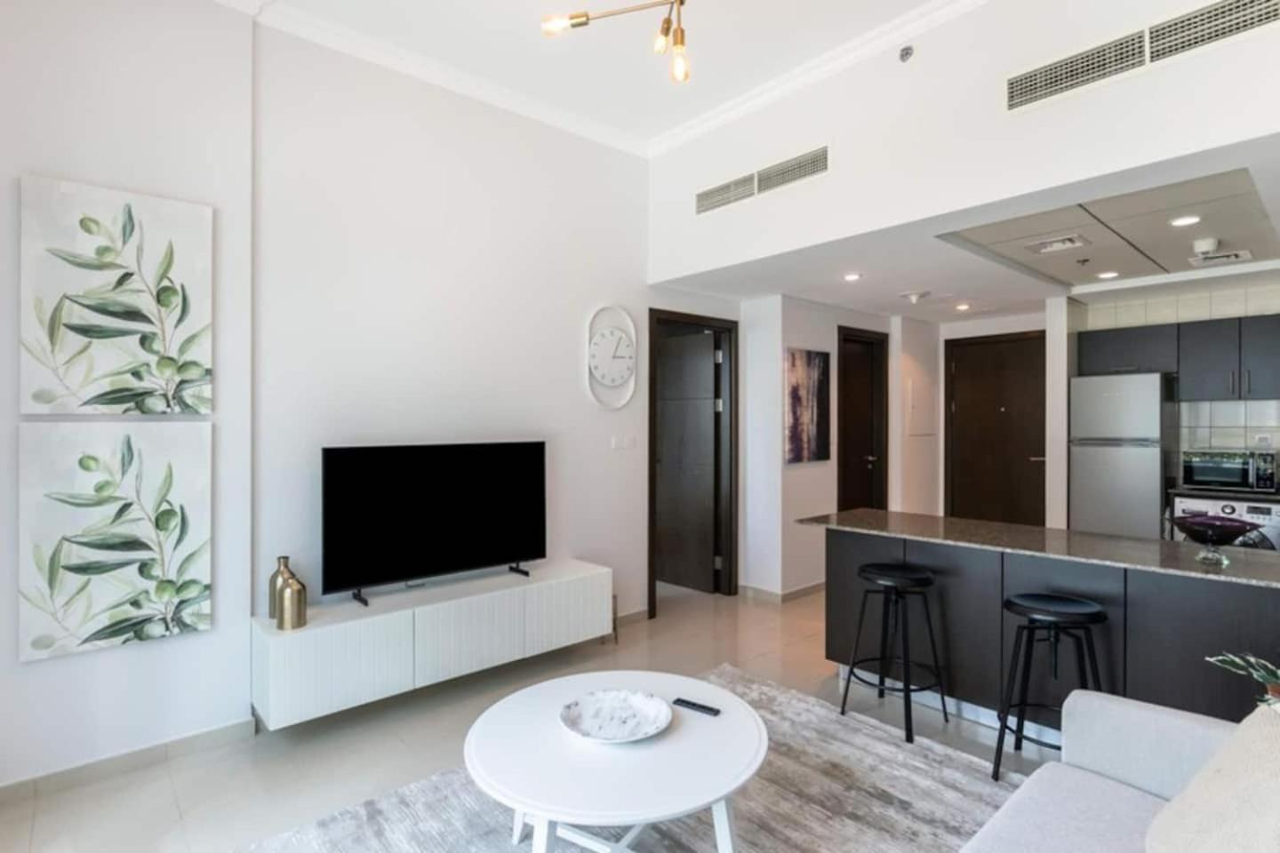 Luxurious 1 Bedroom In The Marina! *