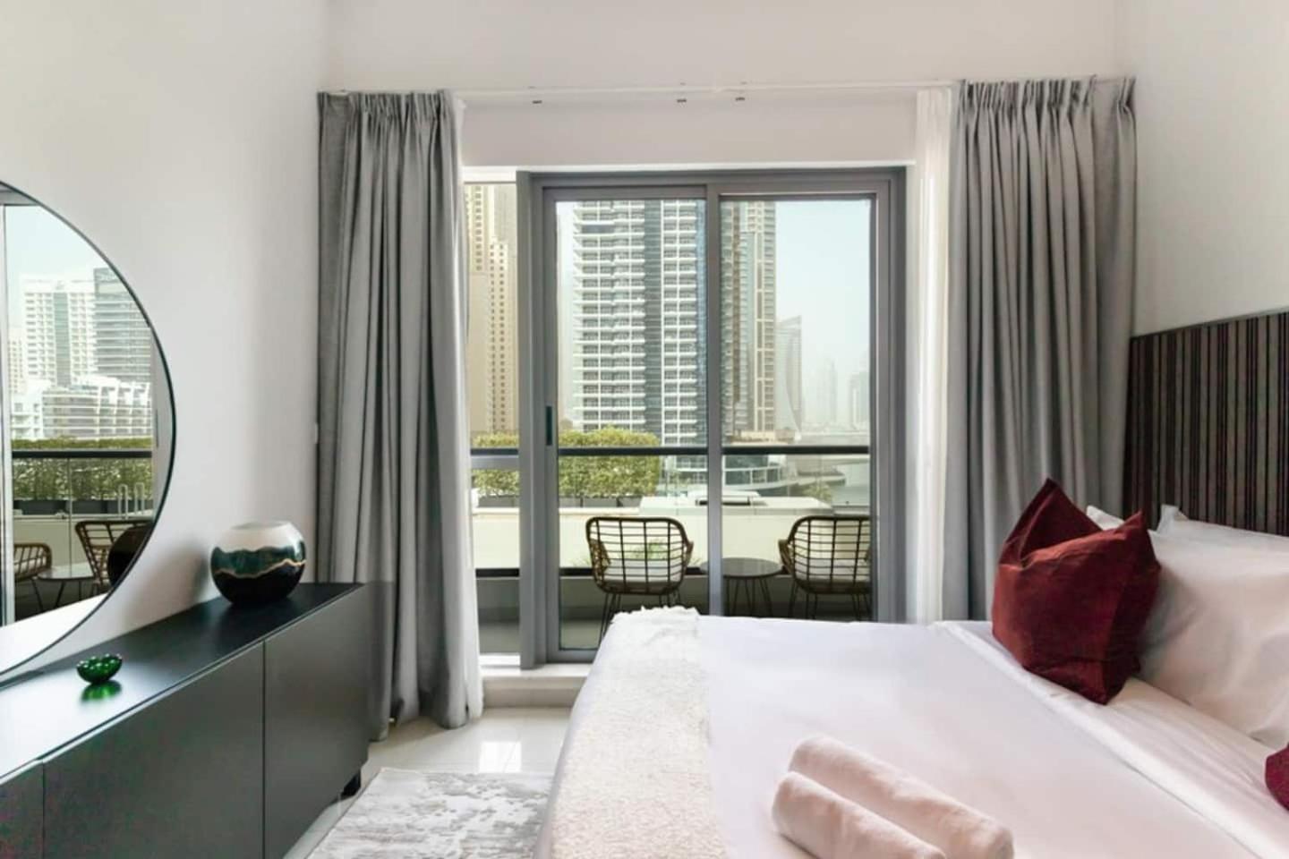 Luxurious 1 Bedroom In The Marina! *