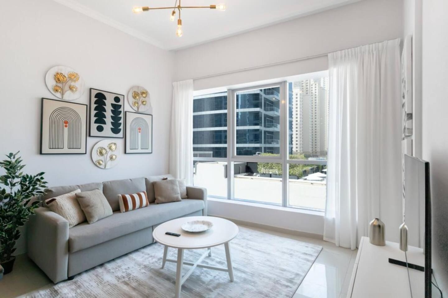 Luxurious 1 Bedroom In The Marina!